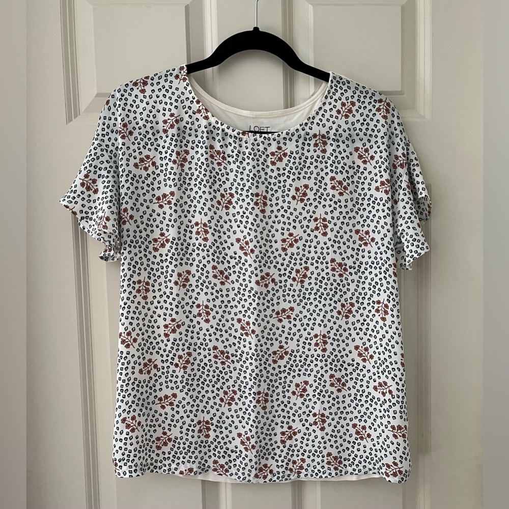 NWT Loft Outlet flutter sleeve blouse, size S floral pattern lightweight